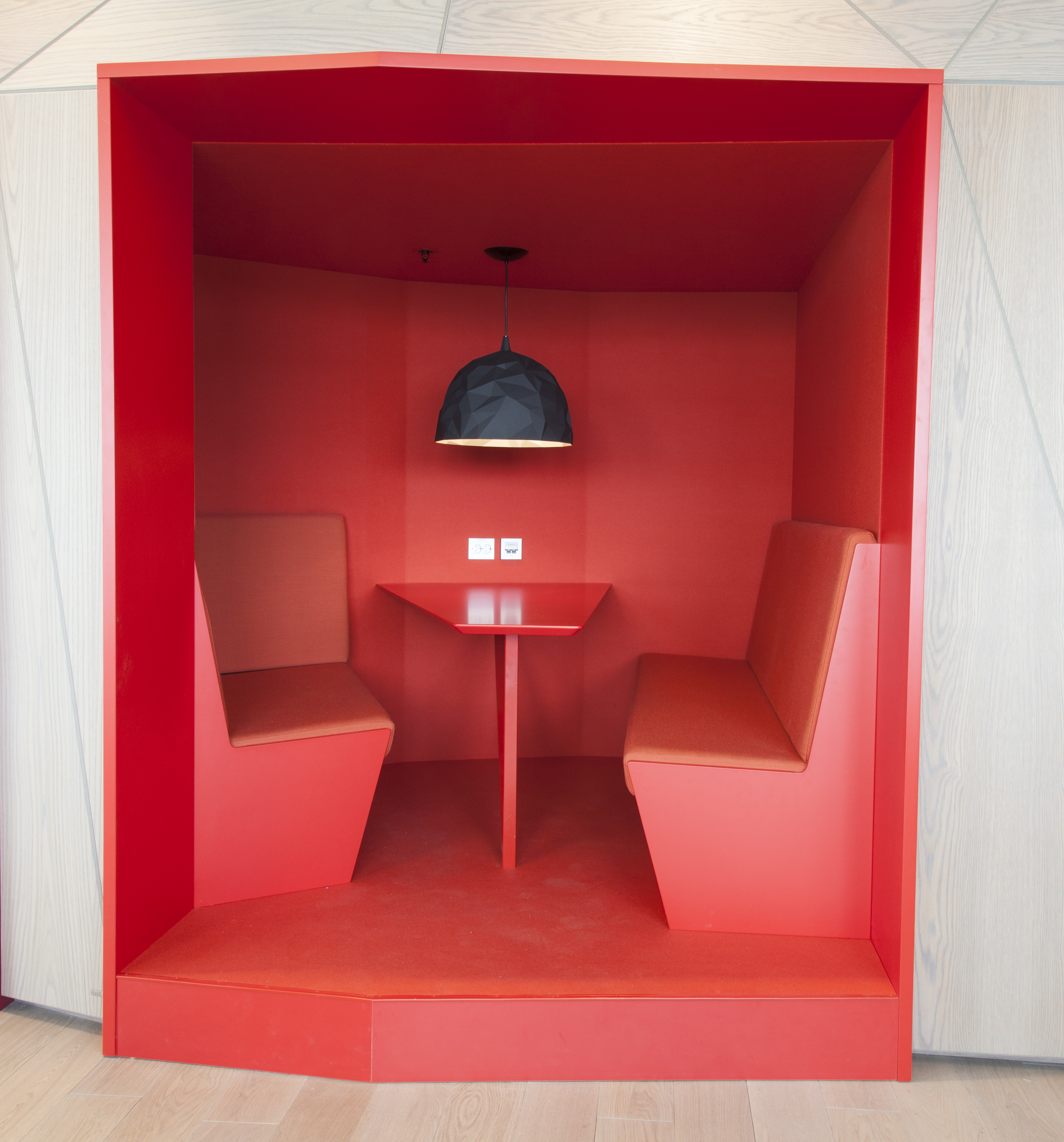 Power office_08, opklæbning af filt på væg